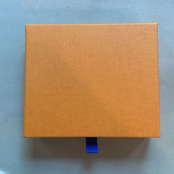 LOUIS VUITTON SMALL GIFT BOX - Picture 8 of 10